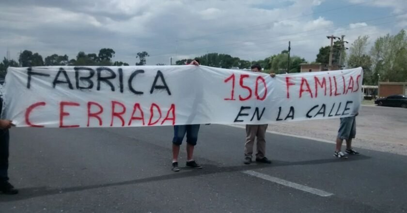 En mayo se perdieron 2.265 empleos registrados por día y cerraron más de 2.300 empresas