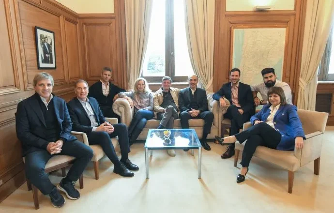 Después del traspié en el Senado, Sturzenegger se integra a la mesa política oficialista