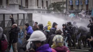 Elecciones 2027: el desencanto social y la caída en las encuestas adelantan el clima político