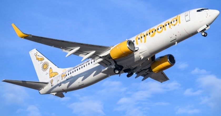 Flybondi bajo presión judicial: ordenaron embargar sus cuentas por una deuda superior a $1.500 millones