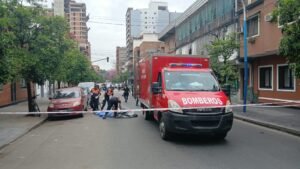 Un ciclista se descompensó y murió en la calle