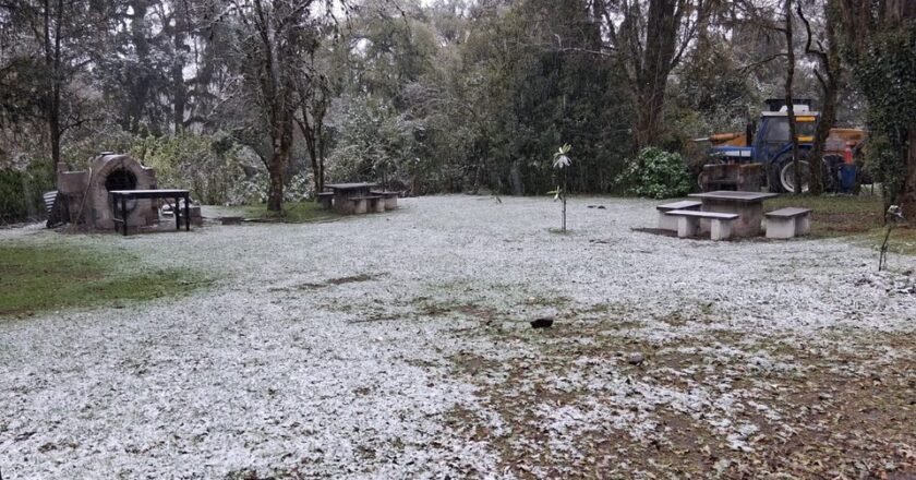 La nieve llegó al sur de Tucumán: El Samay amaneció blanco y sigue nevando en Cochuna