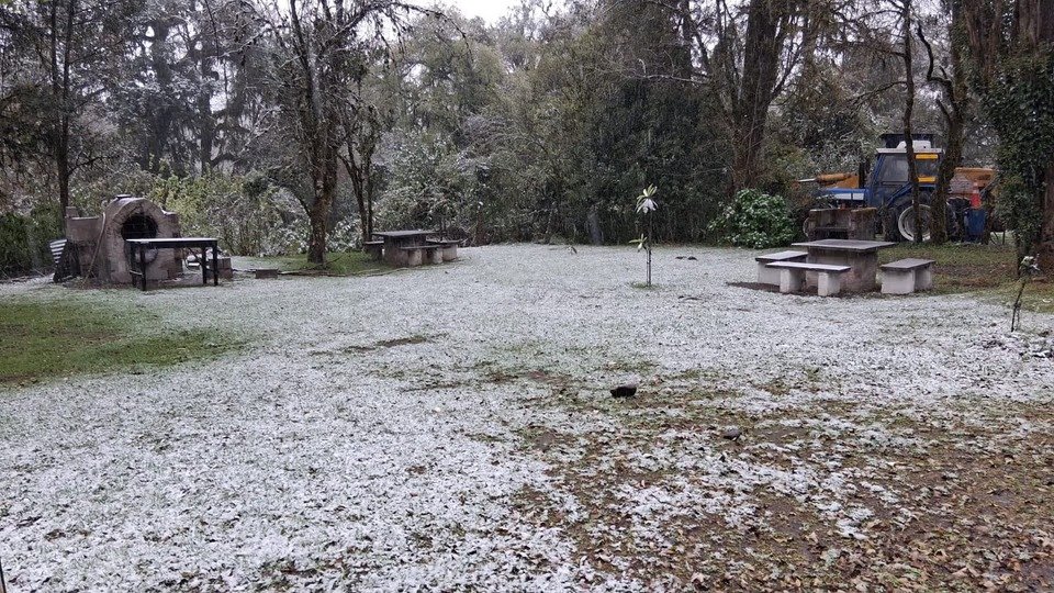 La nieve llegó al sur de Tucumán: El Samay amaneció blanco y sigue nevando en Cochuna