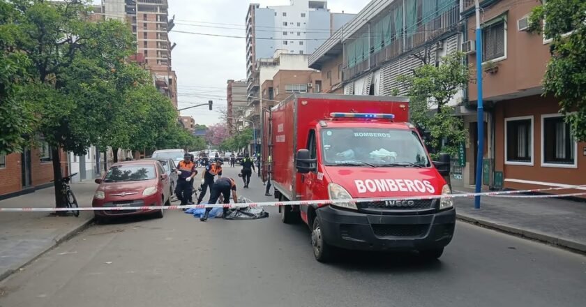 Un ciclista se descompensó y murió en la calle