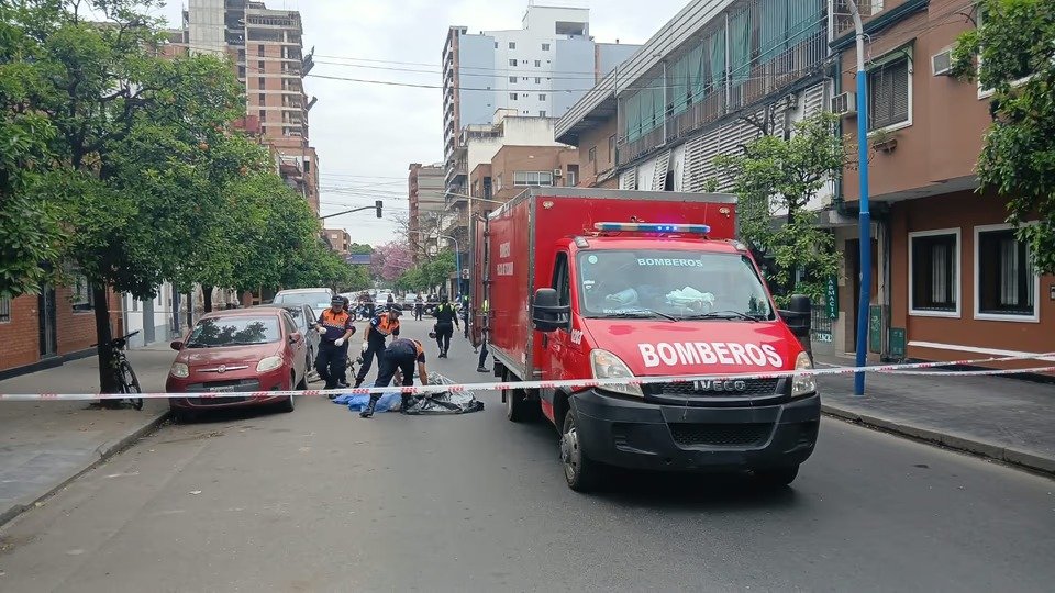 Un ciclista se descompensó y murió en la calle