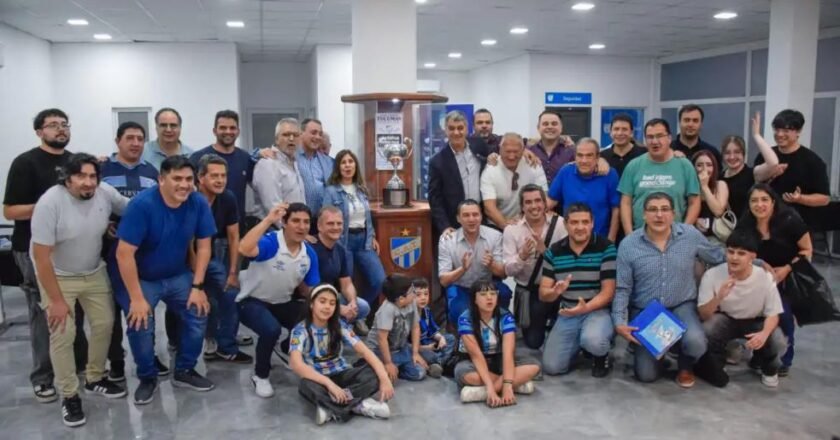 Atlético Tucumán exhibe en el Monumental la histórica Copa de Campeones de 1960