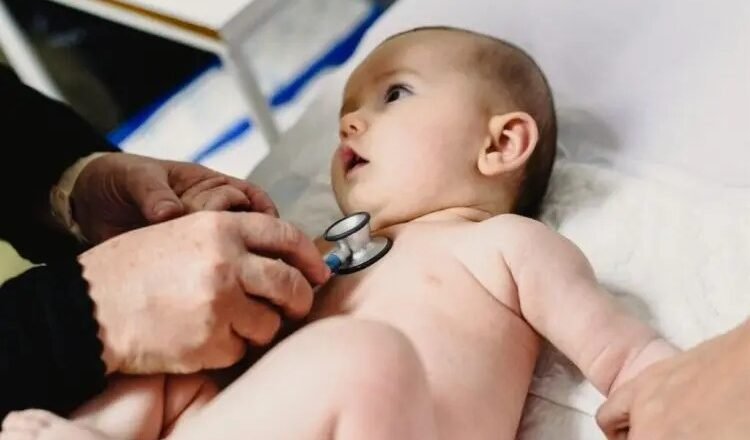 El diputado Yedlin impulsa una ley para garantizar la atención pediátrica y fortalecer las residencias médicas