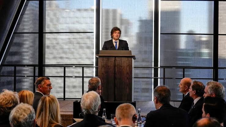 Javier Milei viajó a París para encabezar la Argentina Week y buscar inversiones