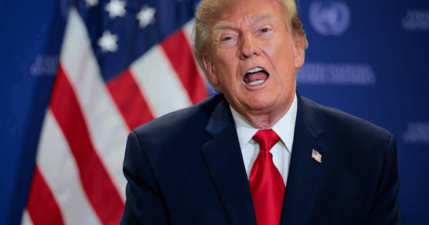 Un juez ordenó a Trump restablecer el acceso de CNN, MS NOW y Politico a la Casa Blanca