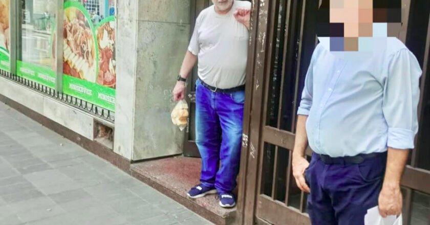 Lebbos descubrió al exfiscal Albaca en la vereda y le reclamó que cumpla con la prisión domiciliaria