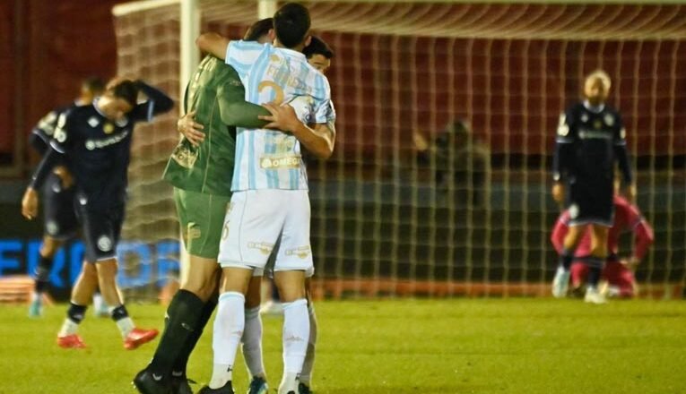 Atlético Tucumán clasificó a la semifinal de Copa Argentina: empató en la última jugada y terminó ganando por penales