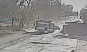 Impactante choque entre un tren y un camión que transportaba limones en Simoca