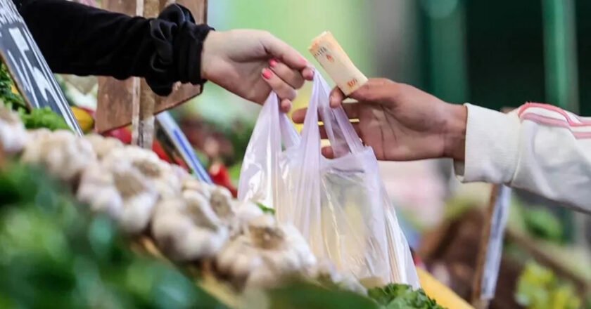 El consumo de los hogares volvió a caer y registró una baja interanual del 1,1% en agosto