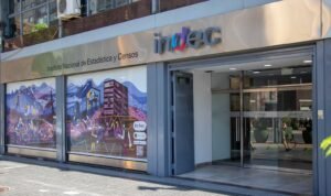 Los sueldos crecieron por encima de la inflación en julio, según el INDEC