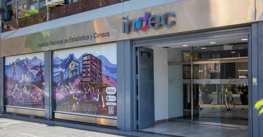 Los sueldos crecieron por encima de la inflación en julio, según el INDEC