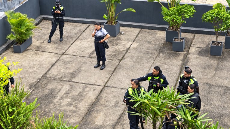 Una mujer murió al caer del piso 18° de un edificio de General Paz 500 en Barrio Sur