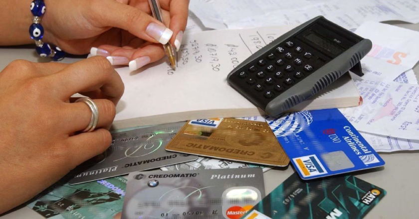 Tarjetas de crédito en baja: la morosidad crece y las familias reducen el financiamiento
