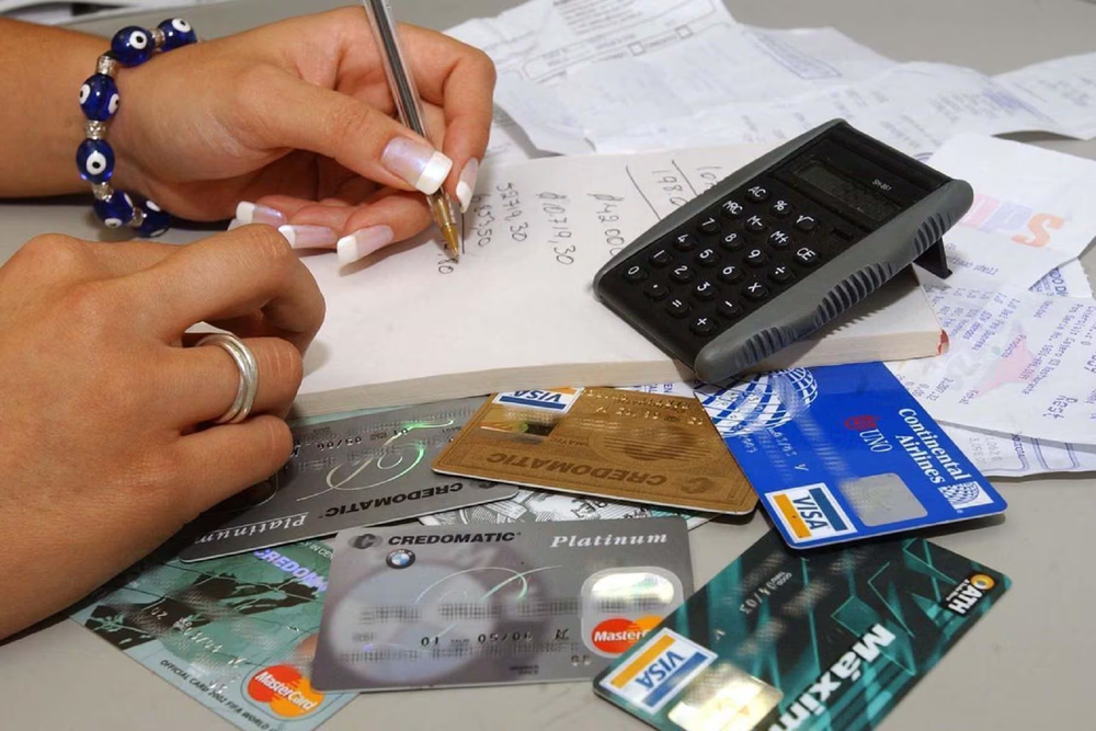 Tarjetas de crédito en baja: la morosidad crece y las familias reducen el financiamiento