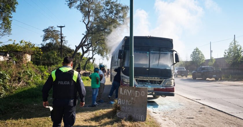 Se incendió un colectivo con 20 jugadoras de hockey menores de edad en la Ruta 305