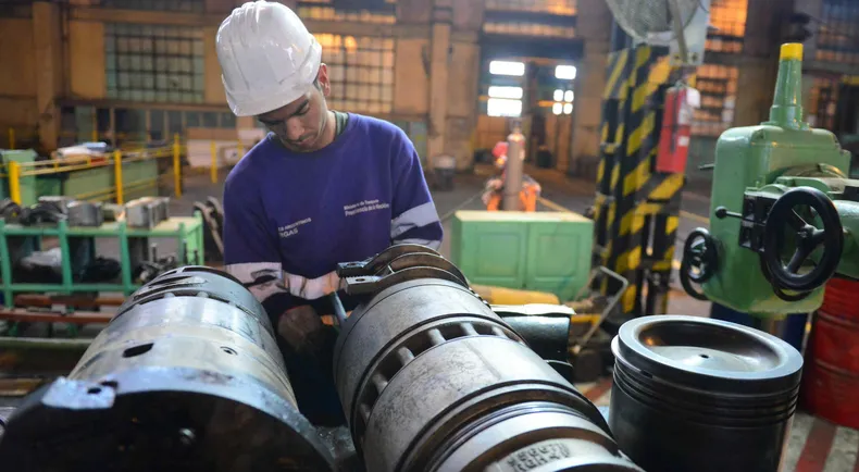La industria sigue sin despegar: volvió a caer en agosto y acumula una baja del 3% en el año