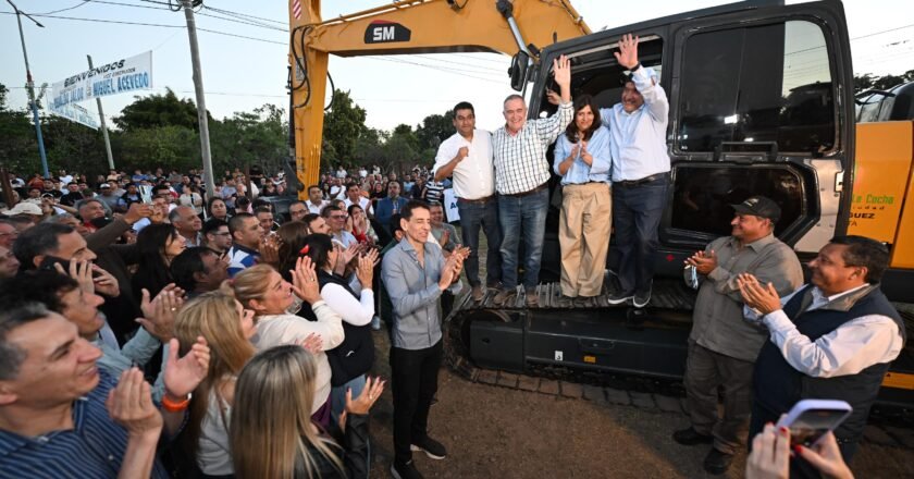 Jaldo visitó La Cocha para supervisar obras hídricas, pavimento y entregar maquinaria