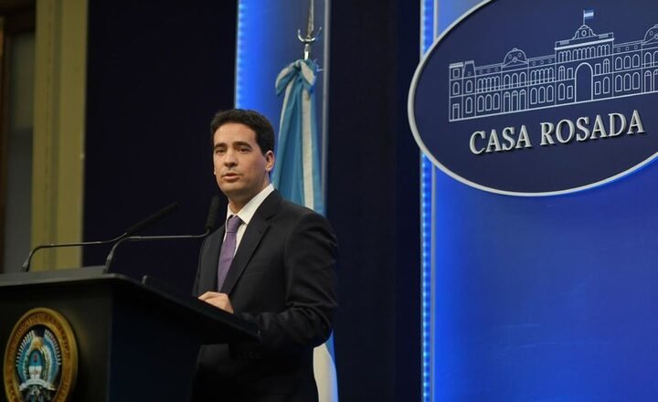 El Gobierno ahora atribuyó la suba del Riesgo País a EE.UU. y la guerra en Medio Oriente
