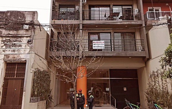 Bomberos rescataron a una mujer que quedó atrapada en un balcón