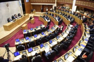 Escándalo en la Legislatura: Bussi reclamó sanciones contra Cobos y Acevedo rechazó la versión sobre supuestos “bolsos”