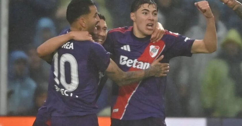 Con uno menos, Atlético Tucumán perdió con River en tiempo de descuento