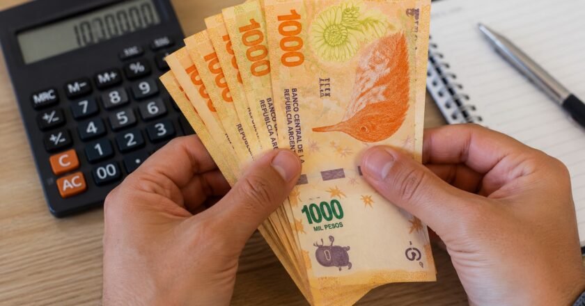 Salario mínimo: el Gobierno fijó los aumentos que regirán hasta abril de 2027
