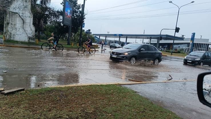El fuerte temporal dejó calles anegadas y reportes de caída de granizo en Tucumán
