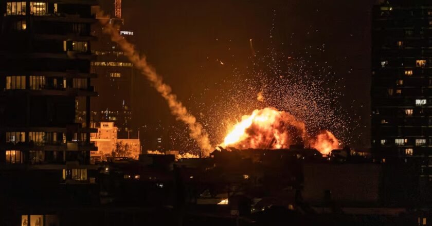 Irán lanzó una oleada de ataques contra bases de EE.UU. en el Golfo en respuesta a los bombardeos norteamericanos