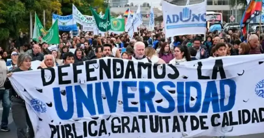 Docentes y no docentes realizan un paro universitario nacional por 24 horas