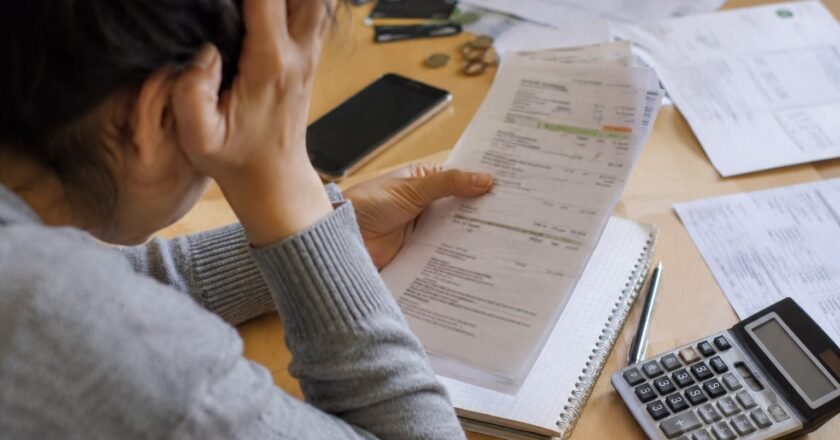 La mora en los créditos a las familias alcanzó el 18% en julio y acumula 21 meses de subas