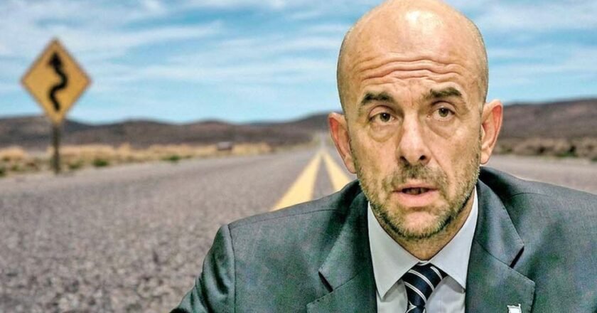 Pagano denunció al ex funcionario de Transporte por una ruta clave que quedó en manos de su familia