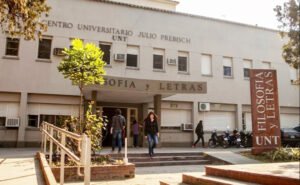 La Facultad de Filosofía y Letras, en alerta: el decano se reúne con autoridades policiales