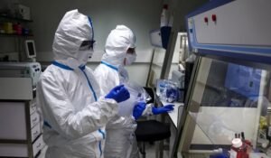 Alerta en Rusia tras la muerte de una científica de un laboratorio antiplaga: casi 200 personas quedaron bajo observación