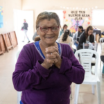 De 12 tapitas a un anteojo: cómo sumarse a la campaña que transforma plástico en salud visual