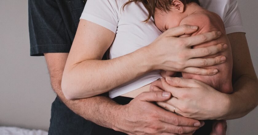 Un estudio revela que el 54% de los varones desea tener más hijos, aunque la crianza continúa recayendo sobre las mujeres