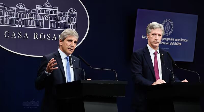Denunciaron penalmente a Caputo y Bausili por las operaciones del oro tras el informe de la AGN