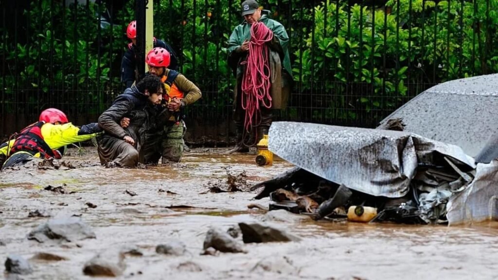 Chile declaró alerta roja en Santiago por un temporal con inundaciones y evacuaciones