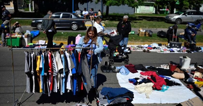 La informalidad laboral llega al 45% en Argentina y supera el 80% en ciudades del norte