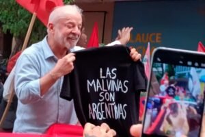 Lula posó con una remera de Malvinas en la caravana de cierre de campaña