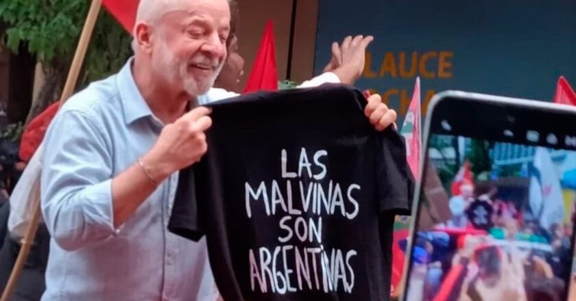 Lula posó con una remera de Malvinas en la caravana de cierre de campaña