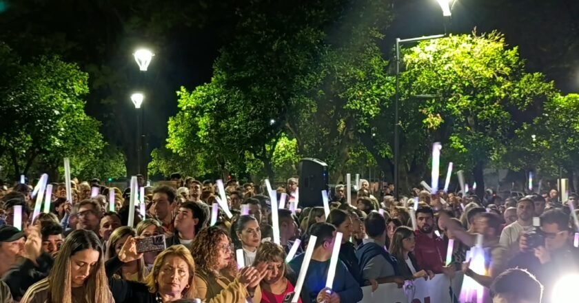 Masiva marcha en contra de los tarifazos de EDET: “Hay gente que elige entre comer o pagar la luz”
