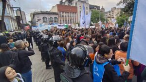 Una multitud marchó en Tucumán para pedir que se cumpla con la Ley de Financiamiento Universitario