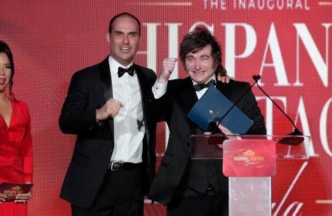 Milei se encontró con Bolsonaro en Washington y calificó a Lula de “dictador comunista”