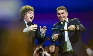 Javier Milei felicitó a Flávio Bolsonaro y le envió un mensaje de cara al futuro