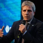 Caputo confirmó que recurrirá al swap con China para pagar deuda y subió el riesgo país