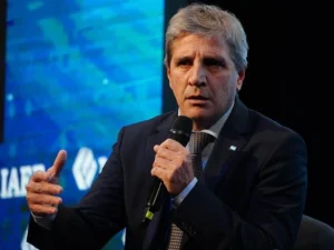 Caputo confirmó que recurrirá al swap con China para pagar deuda y subió el riesgo país